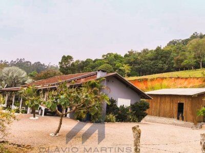 LINDA CASA COM AMPLO TERRENO À VENDA – RIO DO SUL/SC