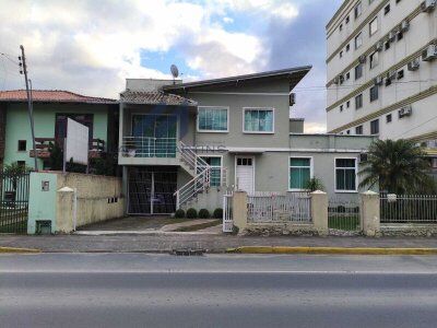 CASA DE ÓTIMO PADRÃO À VENDA – LOCAL COMERCIAL ESTRATÉGICO NO CENTRO DE RIO DO SUL (SC)