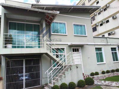 CASA DE ÓTIMO PADRÃO À VENDA – LOCAL COMERCIAL ESTRATÉGICO NO CENTRO DE RIO DO SUL (SC)