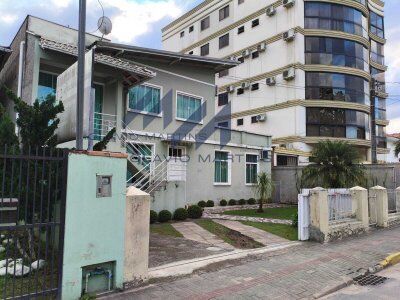 CASA DE ÓTIMO PADRÃO À VENDA – LOCAL COMERCIAL ESTRATÉGICO NO CENTRO DE RIO DO SUL (SC)